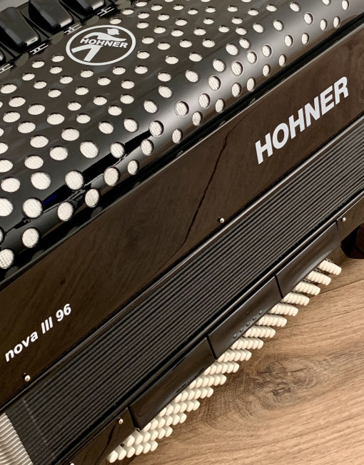 Hohner Nova III 96 B-Griff Black (Nieuwste model met stoffen balg)