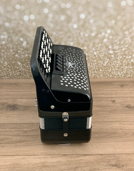 Hohner Nova III 96 B-Griff Black (Nieuwste model met stoffen balg)