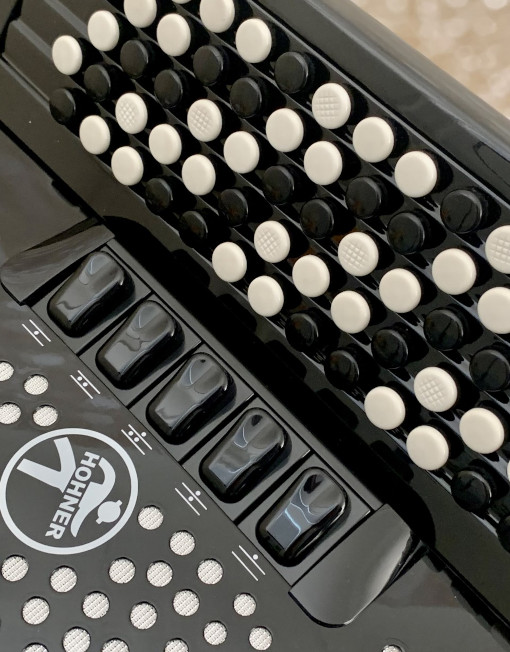 Hohner Nova III 96 B-Griff Black (Nieuwste model met stoffen balg)