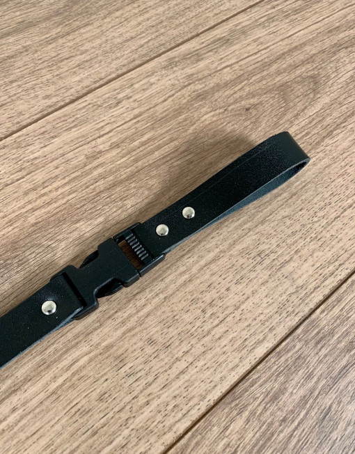 Rugriem met kliksluiting, Leder
